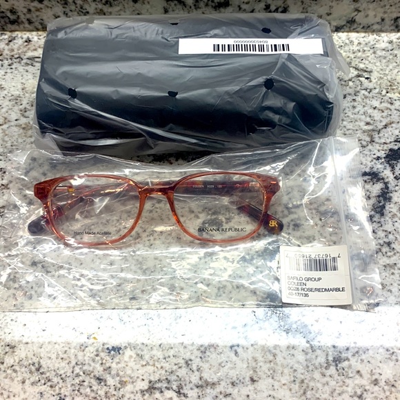Selling eye glasses, their to small for me. Brand new authentic BANANA REPUBLIC - Picture 2 of 8